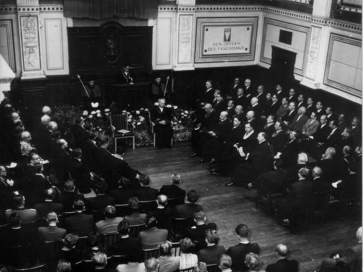 Inauguration 1959. Festveranstaltung zur Rektoratsübergabe von Prof. Ernst Reinmuth an Prof. Rudolf Schick in der Aula im Universitätshauptgebäude (Foto: Hochschul-Film- und Bildstelle Universität Rostock).