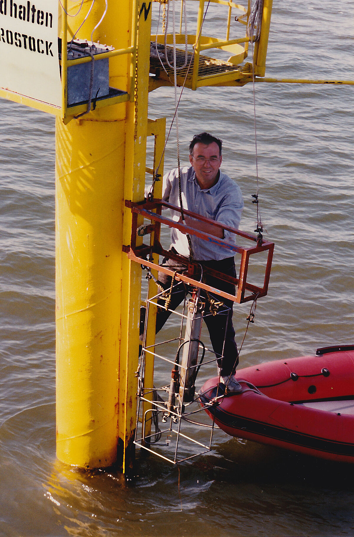 Ulrich Vietinghoff beim Ausbringen von Messsonden auf dem Greifswalder Bodden 1995 (Foto: Sammlung Abteilung Biophysik).