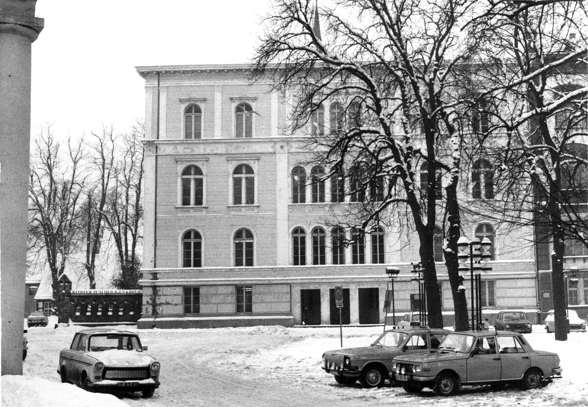 Blick auf das "Neue Museum" - südlicher Anbau an das Universitätshauptgebäude