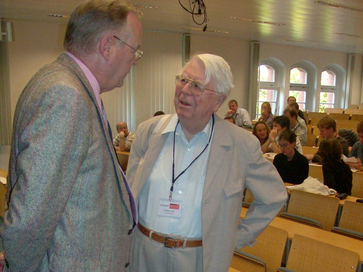 H. Wagner (Geschäftsführer Bildung & Begabung) im Gespräch mit W. Engel (re.) (Foto: A. Straßburg).