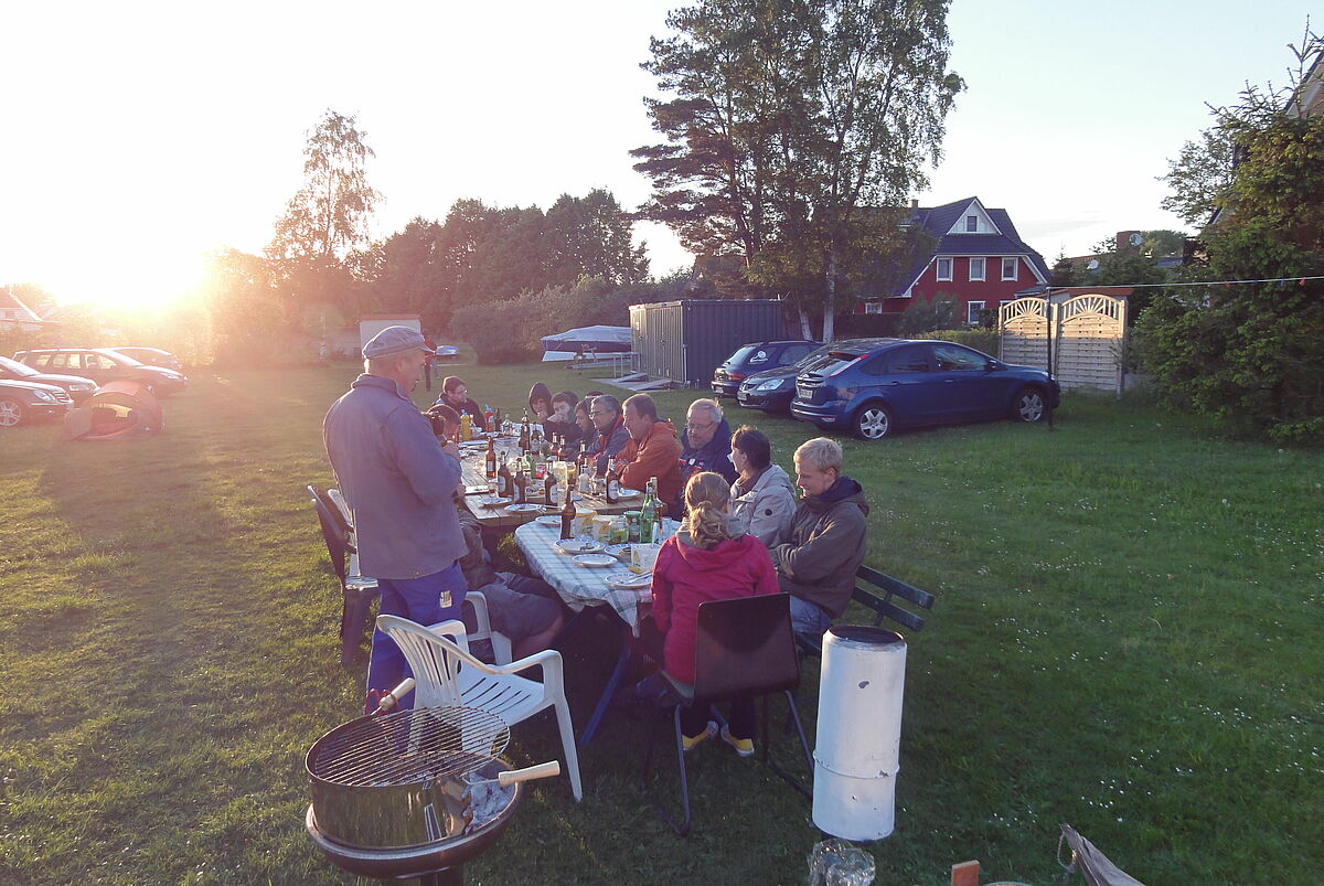 Abendessen am großen Gartentisch