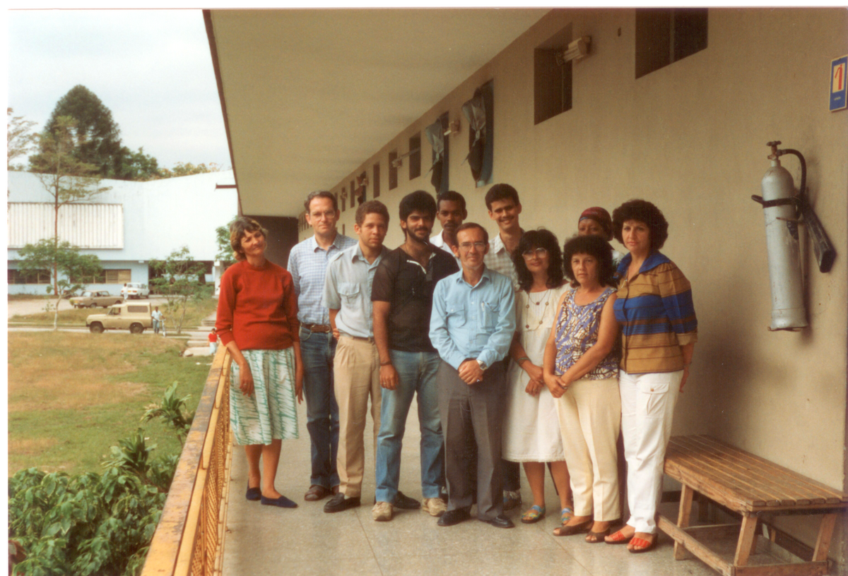 Vor dem Laboratorium in Santa Clara 1991 – 2. v. l. Klaus Peseke, Bildmitte vorne José Quincoces (Foto: K. Peseke).