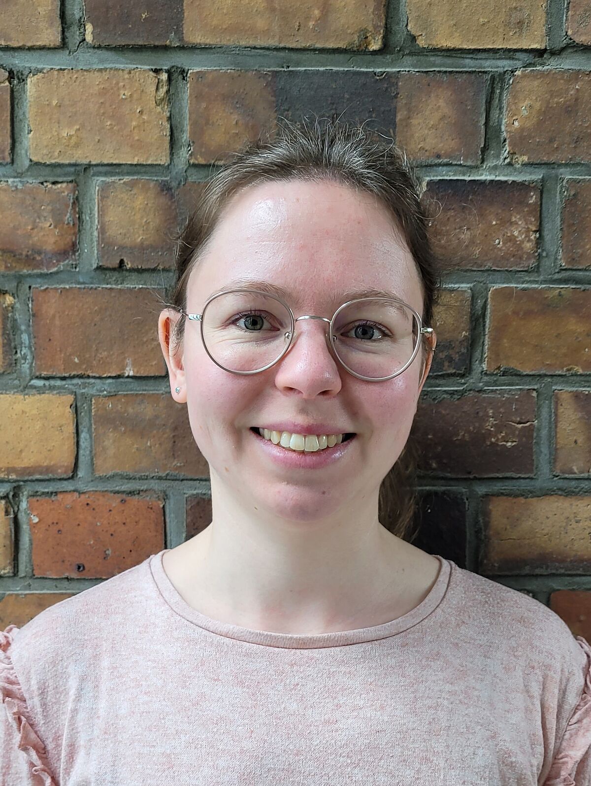 portrait of Dr. Johanna Blossei in front of a stone wall